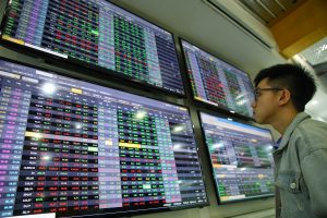 Nhà đầu tư theo dõi bảng giá